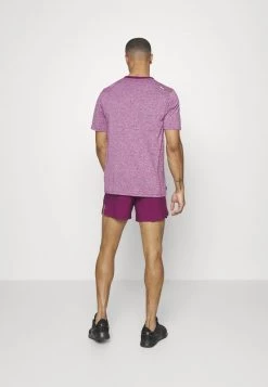 Nike Performance STRIDE - Kurze Sporthose - Sangria/reflective Silver | Herren -Angebote Nike Store 721d40c7fc80492989b29c6d95ded40f