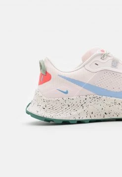 Nike Performance Damen PEGASUS TRAIL 3 - Laufschuh Trail - Light Soft Pink/aluminum/magic Ember/bicoastal-oil Green/phantom -Angebote Nike Store 72716a6364c448418a75f939b4359460