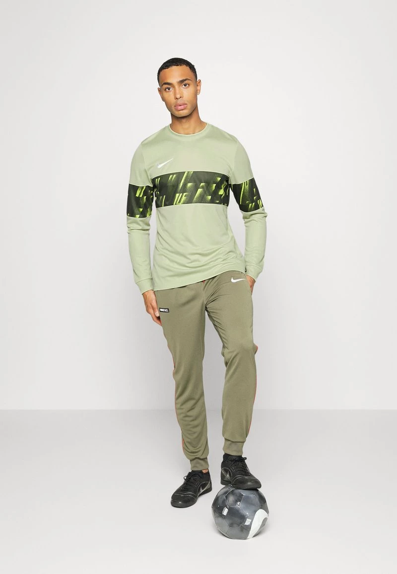 Nike Performance FC LIBERO TOP - Sport T-shirt - Olive Aura/black/white | Herren 2 Nike Performance FC LIBERO TOP - Sport T-shirt - Olive Aura/black/white | Herren – Bild 2