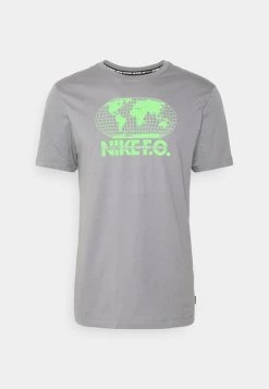 Nike Performance F.C. SEASONAL GRAPHIC TEE - T-Shirt Print - Cool Grey | Herren -Angebote Nike Store 732d0f4ca92f4d1195dfae39fdfe7c66
