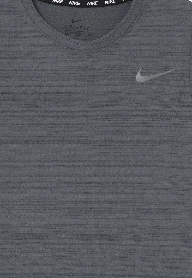 Nike Performance MILER - T-Shirt Basic - Smoke Grey | Unisex 3 Nike Performance MILER - T-Shirt Basic - Smoke Grey | Unisex – Bild 3