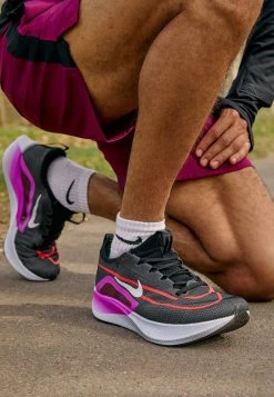 Nike Performance Herren ZOOM FLY 4 - Laufschuh Neutral - Black/anthracite/hyper Violet/flash Crimson/grey -Angebote Nike Store 7627854ea5174b8796fae1149897d0c9
