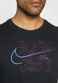 Nike Performance Herren TEE RUN DIVISION - Sport T-shirt - Black -Angebote Nike Store 77bca349d1e04a04b4e9e6268519b552