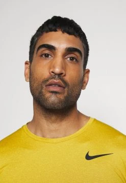 Nike Performance Herren T-Shirt Basic - Tawny/dark Sulfur/heather/black 9 Nike Performance Herren T-Shirt Basic - Tawny/dark Sulfur/heather/black -Angebote Nike Store 7849e82edff5447a973d6e2d49924124