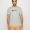 Nike Performance TEE TENNIS - T-Shirt Print - Dark Grey Heather/pro Green | Herren