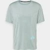 Nike Performance TRAIL RISE - Sport T-shirt - Dusty Sage/laser Blue | Herren