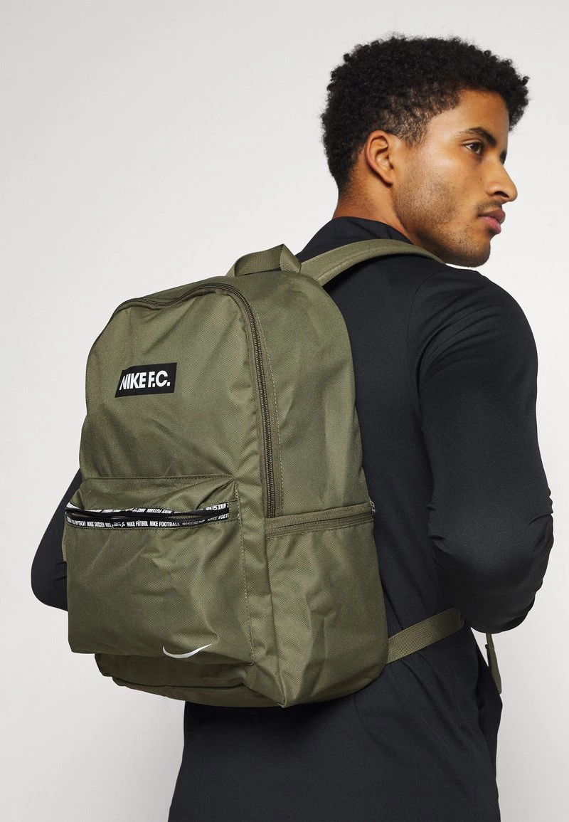 Nike Performance FC UNISEX - Tagesrucksack - Medium Olive/black/white 1 Nike Performance FC UNISEX - Tagesrucksack - Medium Olive/black/white