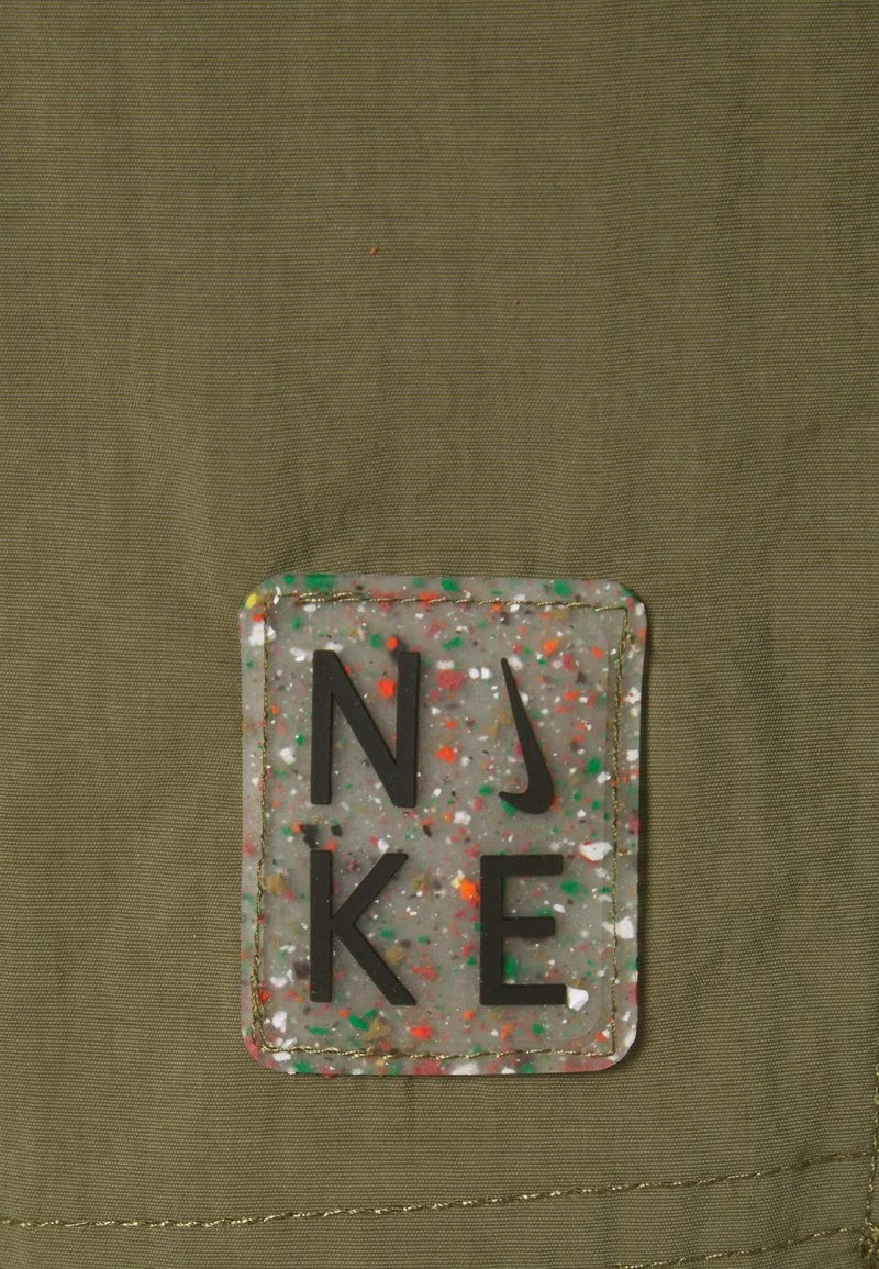 Nike Performance Herren VOLLEY ESSENTIAL - Badeshorts - Medium Olive 3 Nike Performance Herren VOLLEY ESSENTIAL - Badeshorts - Medium Olive – Bild 3