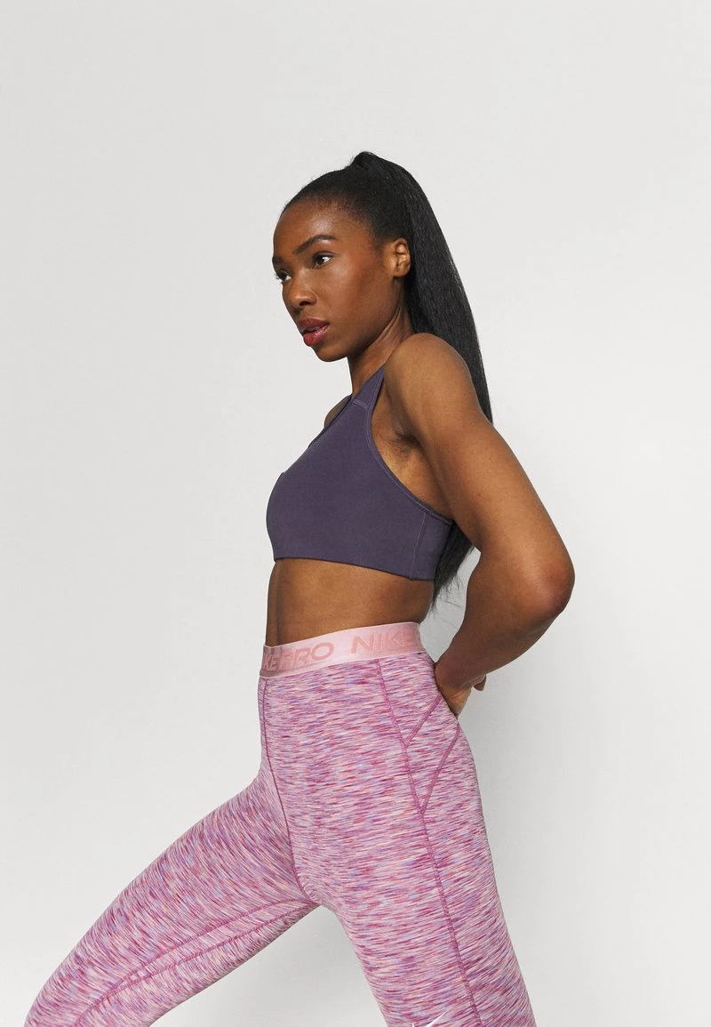 Nike Performance Damen BRA - Sport-BH Mit Mittlerer Stützkraft - Dark Raisin/white 4 Nike Performance Damen BRA - Sport-BH Mit Mittlerer Stützkraft - Dark Raisin/white – Bild 4