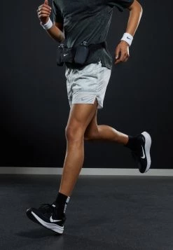 Nike Performance Herren Laufschuh Stabilität - Black/white 13 Nike Performance Herren Laufschuh Stabilität - Black/white -Angebote Nike Store 7da93e4028d944ccb17d3e5a5d4c4f5d