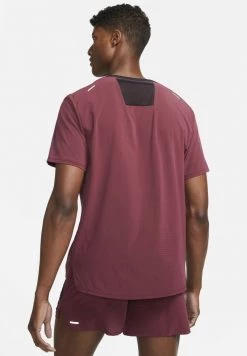 Nike Performance M NK DF TRAIL RISE - T-Shirt Print - Dark Beetroot/(reflective Silv) | Herren -Angebote Nike Store 7e330343f87249559b6bb4774730c96d