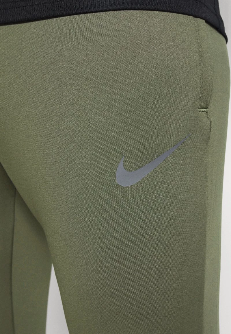 Nike Performance FC PANT - Jogginghose - Medium Olive/thunder Blue | Herren 4 Nike Performance FC PANT - Jogginghose - Medium Olive/thunder Blue | Herren – Bild 4