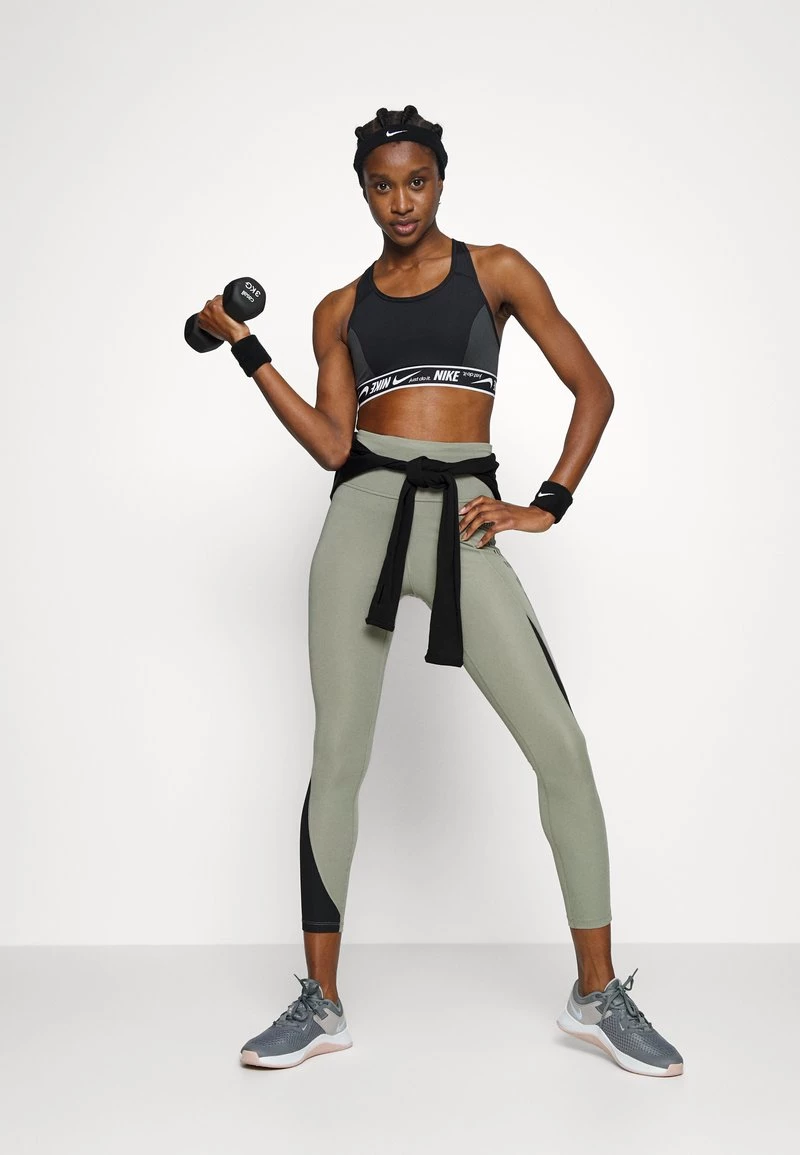 Nike Performance Damen LOGO BRA - Sport-BH Mit Mittlerer Stützkraft - Black/white 2 Nike Performance Damen LOGO BRA - Sport-BH Mit Mittlerer Stützkraft - Black/white – Bild 2