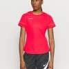 Nike Performance ACADEMY - Sport T-shirt - Siren Red/green Strike | Damen