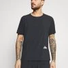 Nike Performance M NK DF TRAIL RISE - T-Shirt Print - Black/silver | Herren