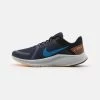 Nike Performance Herren QUEST 4 - Laufschuh Neutral - Thunder Blue/light Photo Blue/black/grey Fog/dark Pony/melon Tint