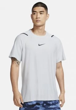 Nike Performance Herren M SS NPC - T-Shirt Print - Light Solar Flare Heather/heather/black