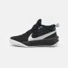 Nike Performance TEAM HUSTLE 10 UNISEX - Basketballschuh - Black/metallic Silver/volt/white