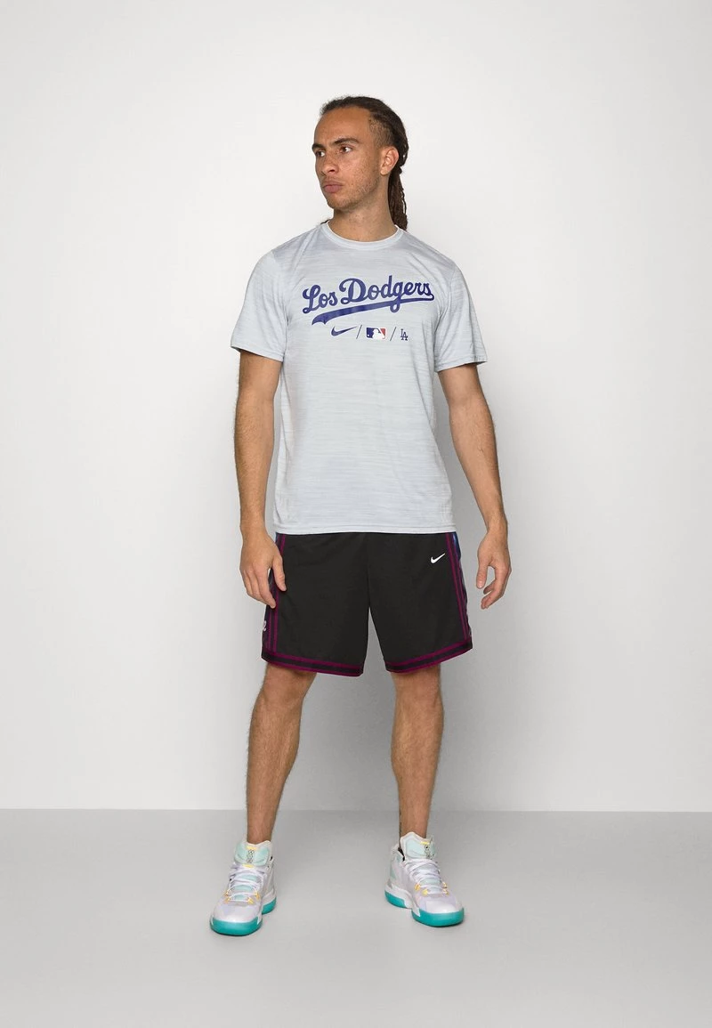 Nike Performance Herren MLB LA DODGERS NIKE CITY CONNECT LEGEND PRACTICE VELOCITY - Vereinsmannschaften - White 2 Nike Performance Herren MLB LA DODGERS NIKE CITY CONNECT LEGEND PRACTICE VELOCITY - Vereinsmannschaften - White – Bild 2