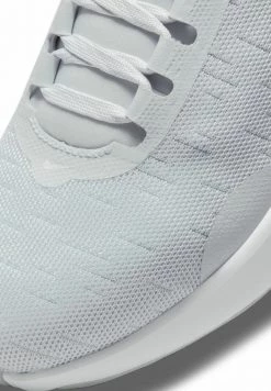 Nike Performance Damen FÖR HÅRT UNDERLAG RENEW SERENITY RUN FÖR - Sneaker Low - Pure Platinum Wolf Grey Metallic Silver White -Angebote Nike Store 856eae882e974d499989de91b678ed19