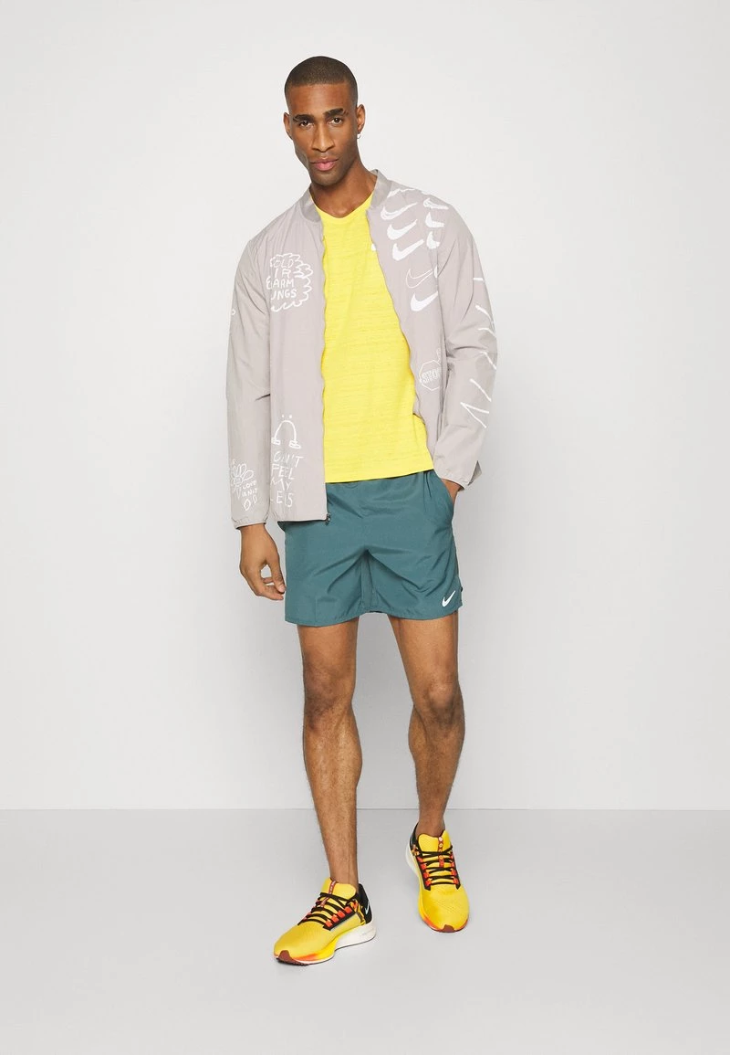 Nike Performance Herren MILER TOP - Sport T-shirt - Vivid Sulfur/reflective Silver 2 Nike Performance Herren MILER TOP - Sport T-shirt - Vivid Sulfur/reflective Silver – Bild 2