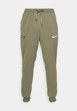Nike Performance Herren FC LIBERO PANT - Jogginghose - Medium Olive/habanero Red/white 8 Nike Performance Herren FC LIBERO PANT - Jogginghose - Medium Olive/habanero Red/white -Angebote Nike Store 88c1d4fc7dfa477ab8021bed2bcd2eb4