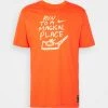 Nike Performance Herren DRY TEE MAGIC PLACE - T-Shirt Print - Team Orange
