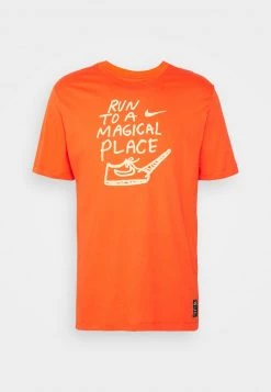 Nike Performance Herren DRY TEE MAGIC PLACE - T-Shirt Print - Team Orange