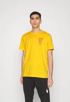 Nike Performance Herren TEE STORY PACK - T-Shirt Print - University Gold