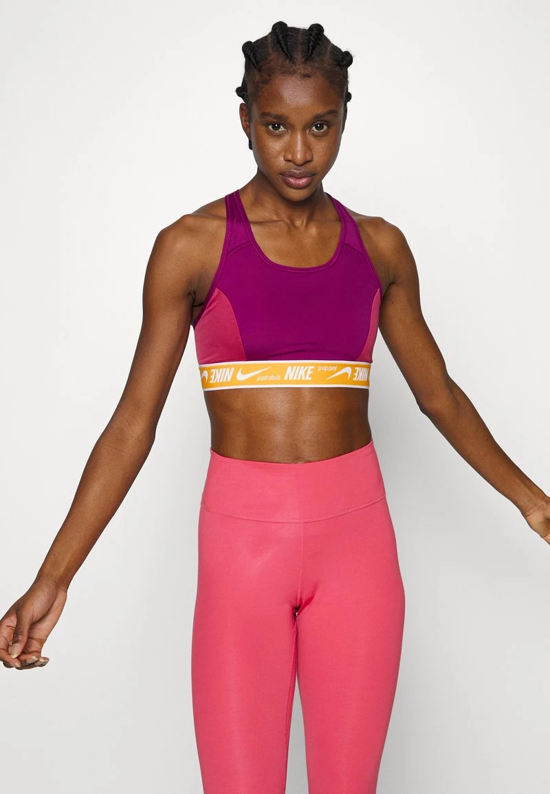 Nike Performance Damen LOGO BRA - Sport-BH Mit Mittlerer Stützkraft - Sangria/light Curry/white 1 Nike Performance Damen LOGO BRA - Sport-BH Mit Mittlerer Stützkraft - Sangria/light Curry/white