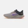Nike Performance Herren QUEST 4 - Laufschuh Neutral - Cobblestone/psychic Purple/anthracite/kumquat/rush Orange/desert Ochre