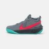 Nike Performance TEAM HUSTLE 10 UNISEX - Basketballschuh - Smoke Grey/siren Red/dark Smoke Grey