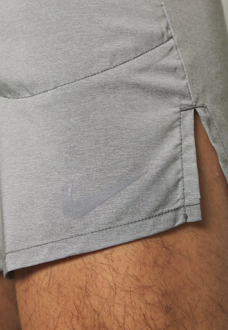 Nike Performance Herren M DF FLX STRIDEIN BF - Kurze Sporthose - Iron Grey/heather/reflective Silver 7 Nike Performance Herren M DF FLX STRIDEIN BF - Kurze Sporthose - Iron Grey/heather/reflective Silver – Bild 7
