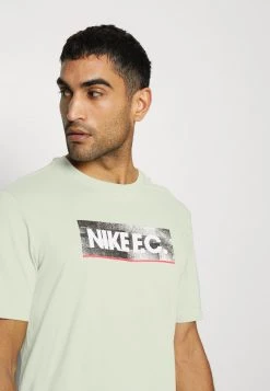 Nike Performance FC TEE SEASONAL BLOCK - T-Shirt Print - Olive Aura | Herren -Angebote Nike Store 8dd2e36d18e840f1a80c655e2b610caa