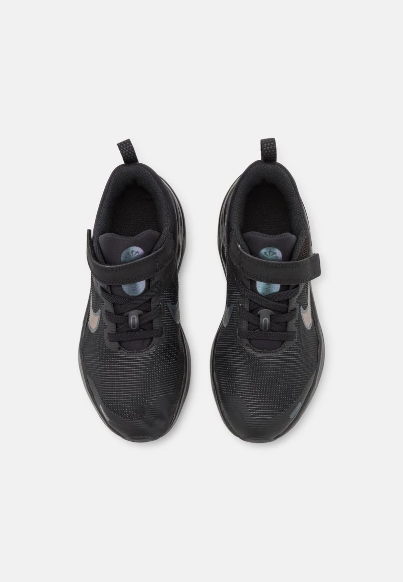 Nike Performance DOWNSHIFTER 12 NN UNISEX - Laufschuh Neutral - Black/ligt Smoke Grey/dark Smoke Grey 4 Nike Performance DOWNSHIFTER 12 NN UNISEX - Laufschuh Neutral - Black/ligt Smoke Grey/dark Smoke Grey – Bild 4