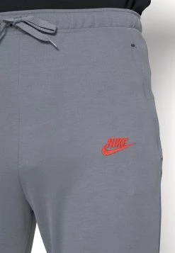 Nike Performance LIVERPOOL FC TRAVEL - Vereinsmannschaften - Smoke Grey/chrome Yellow/rush Red | Herren -Angebote Nike Store 8f3a3cfe691d466285720626555ed42f