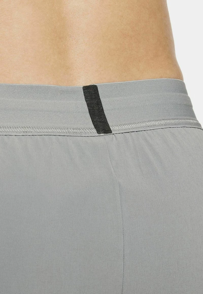 Nike Performance Herren Kurze Sporthose - Particle Grey/black 7 Nike Performance Herren Kurze Sporthose - Particle Grey/black – Bild 7