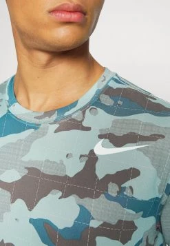 Nike Performance Herren TEE CAMO - T-Shirt Print - Ocean Cube 9 Nike Performance Herren TEE CAMO - T-Shirt Print - Ocean Cube -Angebote Nike Store 90b471f74aac4396a3f36fce862caa92