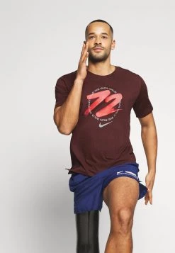 Nike Performance Herren MILER - T-Shirt Print - Mystic Dates/chile Red/white/reflective Silver -Angebote Nike Store 910424005bf34febb9f1dbb45d62286f