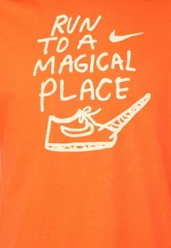Nike Performance Herren DRY TEE MAGIC PLACE - T-Shirt Print - Team Orange -Angebote Nike Store 912ae03418e04ef8a1008e066c0065fa
