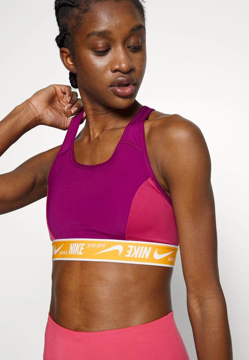 Nike Performance Damen LOGO BRA - Sport-BH Mit Mittlerer Stützkraft - Sangria/light Curry/white 6 Nike Performance Damen LOGO BRA - Sport-BH Mit Mittlerer Stützkraft - Sangria/light Curry/white – Bild 6