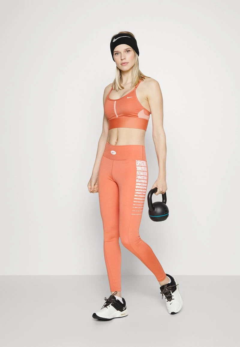 Nike Performance Damen INDY BRA - Sport-BH Mit Mittlerer Stützkraft - Madder Root/white 2 Nike Performance Damen INDY BRA - Sport-BH Mit Mittlerer Stützkraft - Madder Root/white – Bild 2