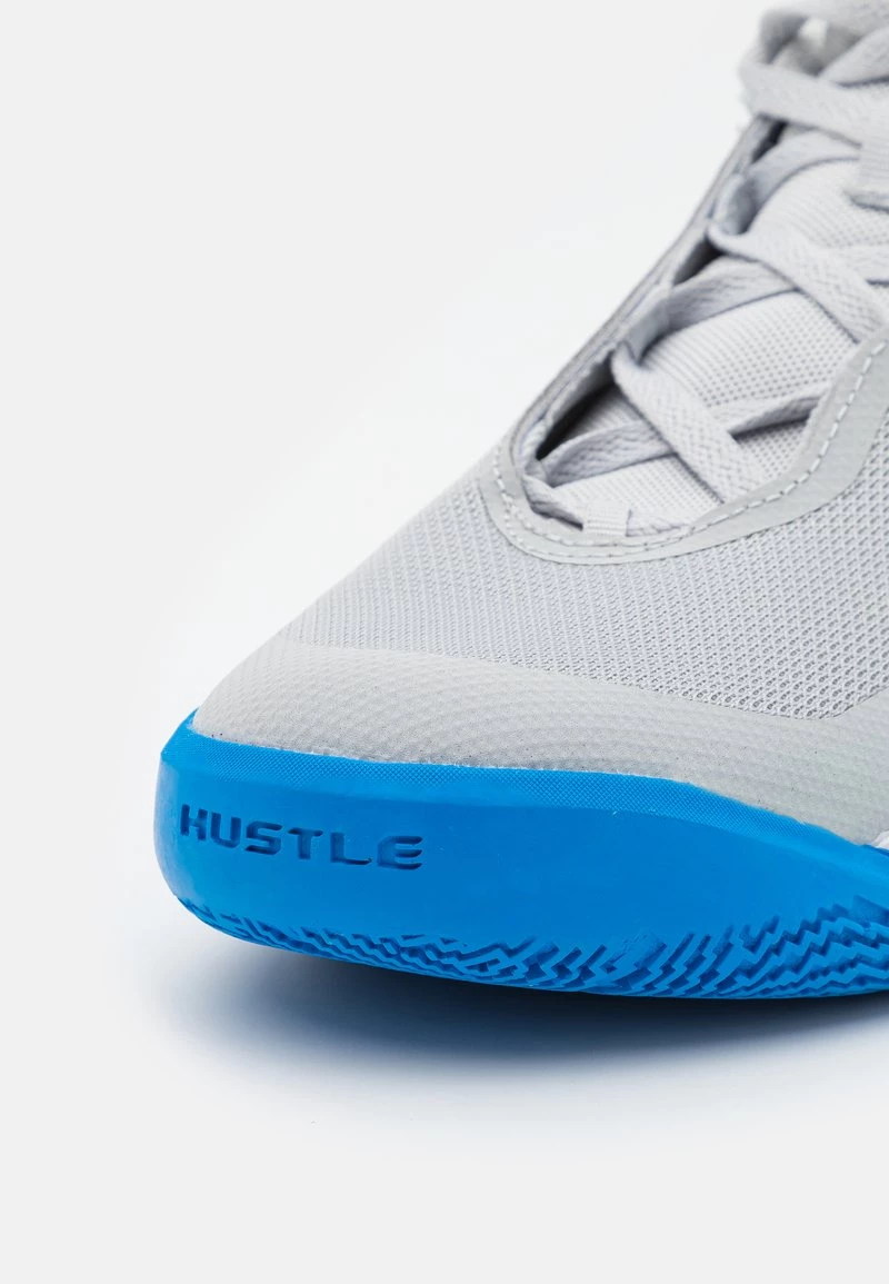 Nike Performance TEAM HUSTLE 10 UNISEX - Basketballschuh - Grey Fog/photo Blue/mystic Navy 6 Nike Performance TEAM HUSTLE 10 UNISEX - Basketballschuh - Grey Fog/photo Blue/mystic Navy – Bild 6