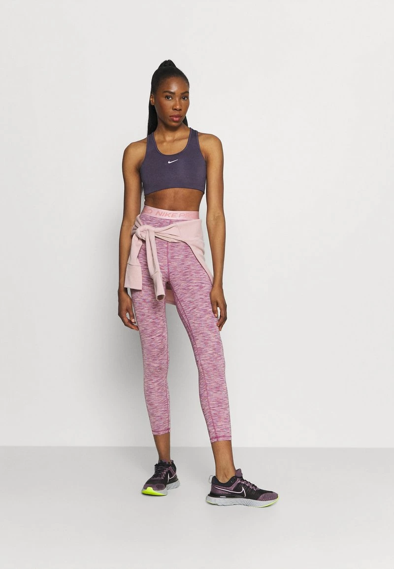 Nike Performance Damen BRA - Sport-BH Mit Mittlerer Stützkraft - Dark Raisin/white 2 Nike Performance Damen BRA - Sport-BH Mit Mittlerer Stützkraft - Dark Raisin/white – Bild 2