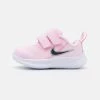 Nike Performance STAR RUNNER 3 UNISEX - Laufschuh Neutral - Pink Foam/black/metallic Silver