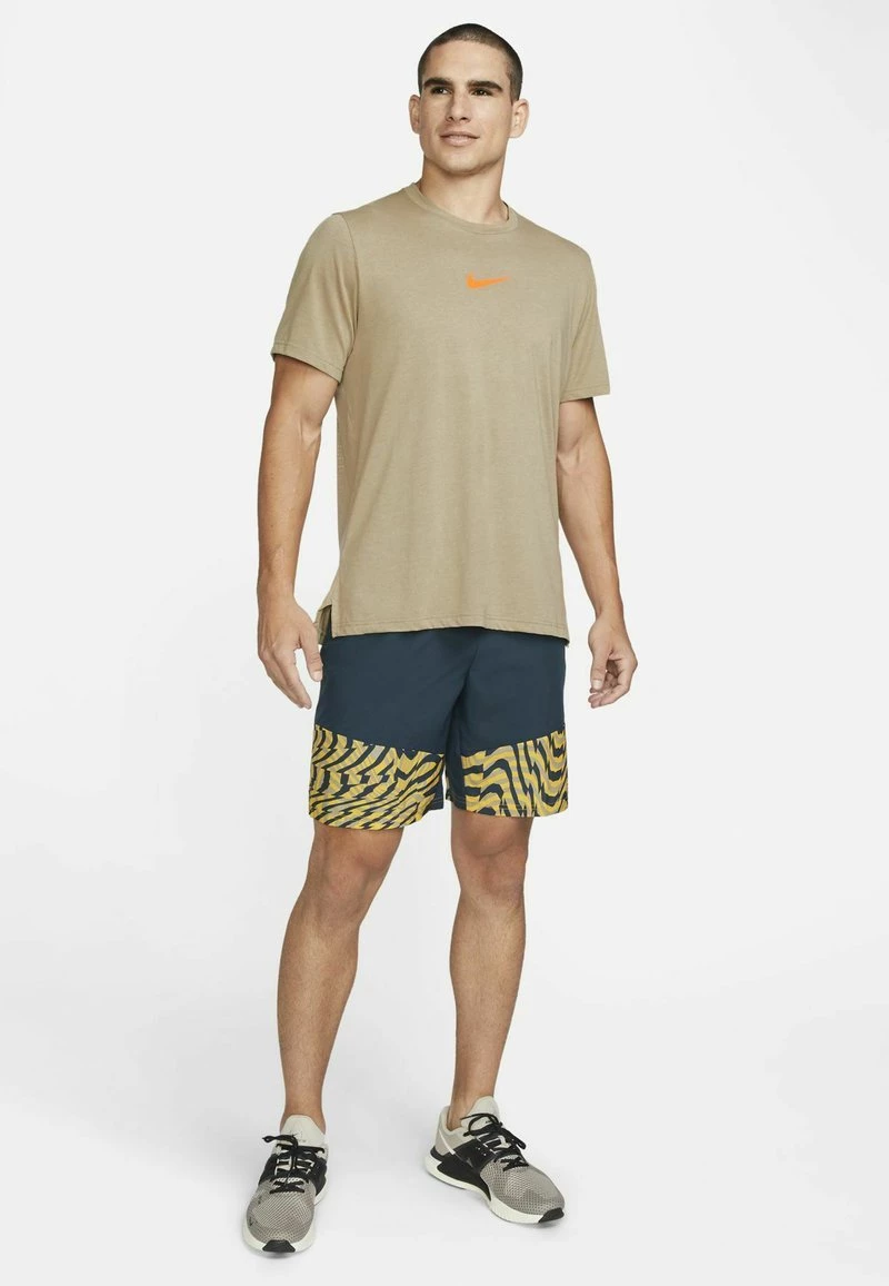 Nike Performance BURNOUT - Sport T-shirt - Khaki Light Bone Total Orange | Herren 2 Nike Performance BURNOUT - Sport T-shirt - Khaki Light Bone Total Orange | Herren – Bild 2