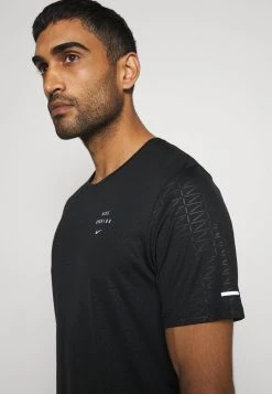 Nike Performance Herren Nike Run Division - T-Shirt Print - Black/reflective Silver -Angebote Nike Store 960c42923ede4a19a20d121bf2c7fde2