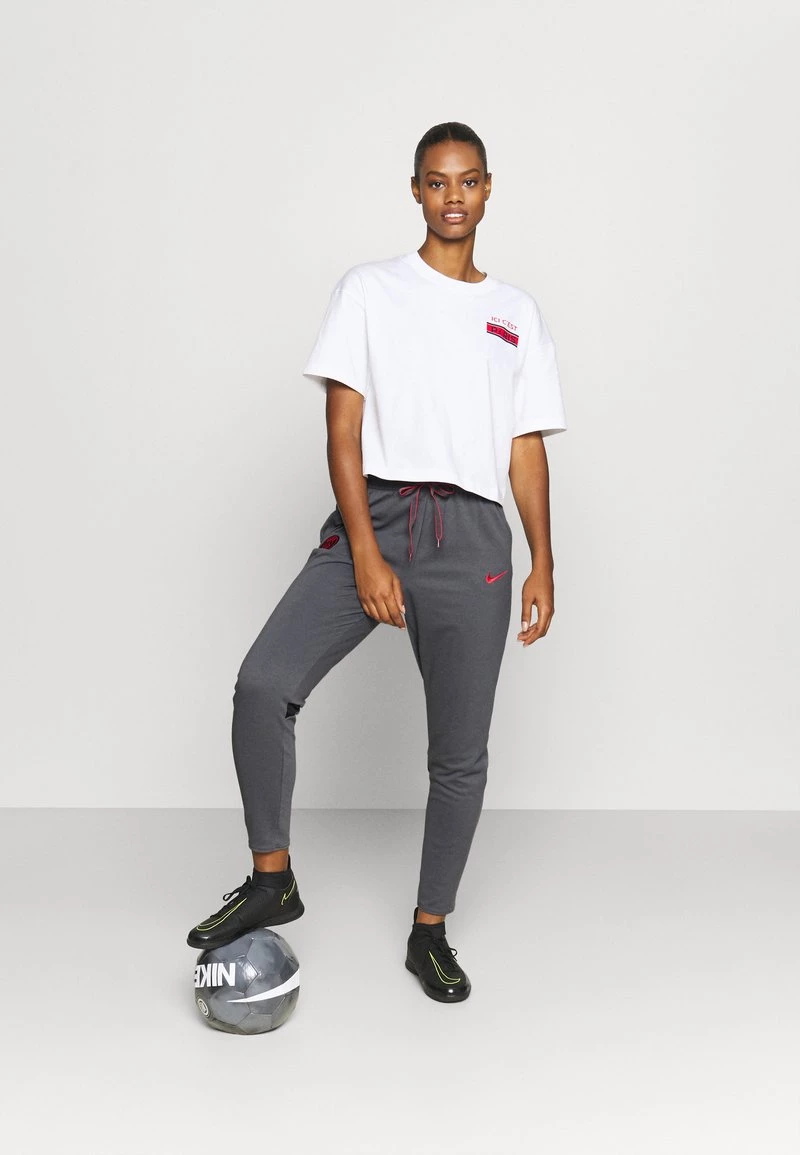 Nike Performance Damen PARIS ST GERMAIN TRAVEL PANT - Vereinsmannschaften - Dark Grey/black/siren Red 2 Nike Performance Damen PARIS ST GERMAIN TRAVEL PANT - Vereinsmannschaften - Dark Grey/black/siren Red – Bild 2