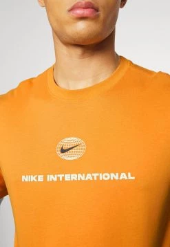 Nike Performance Herren TEE HERITAGE - Sport T-shirt - Light Curry 11 Nike Performance Herren TEE HERITAGE - Sport T-shirt - Light Curry -Angebote Nike Store 9a70e26a95a442679e03d76dd9b67565