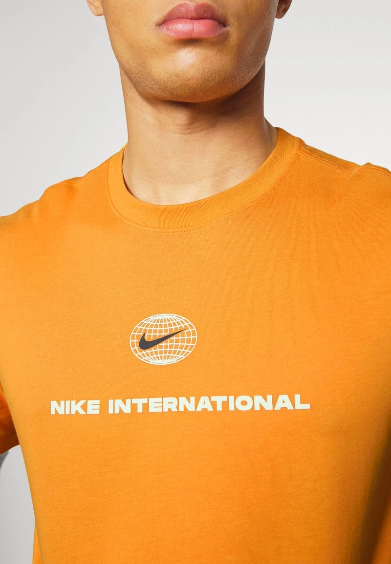 Nike Performance Herren TEE HERITAGE - Sport T-shirt - Light Curry 6 Nike Performance Herren TEE HERITAGE - Sport T-shirt - Light Curry – Bild 6